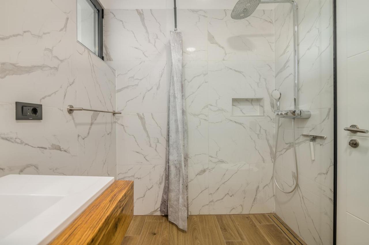 Luxury Villa Weiss - Malinska - Heated Pool - Central Floor Heating In Winter エクステリア 写真