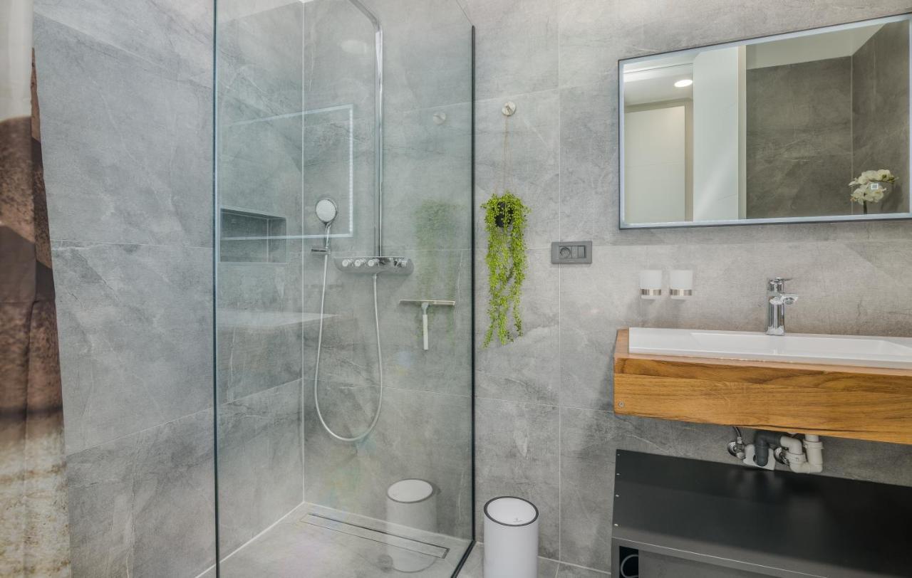 Luxury Villa Weiss - Malinska - Heated Pool - Central Floor Heating In Winter エクステリア 写真