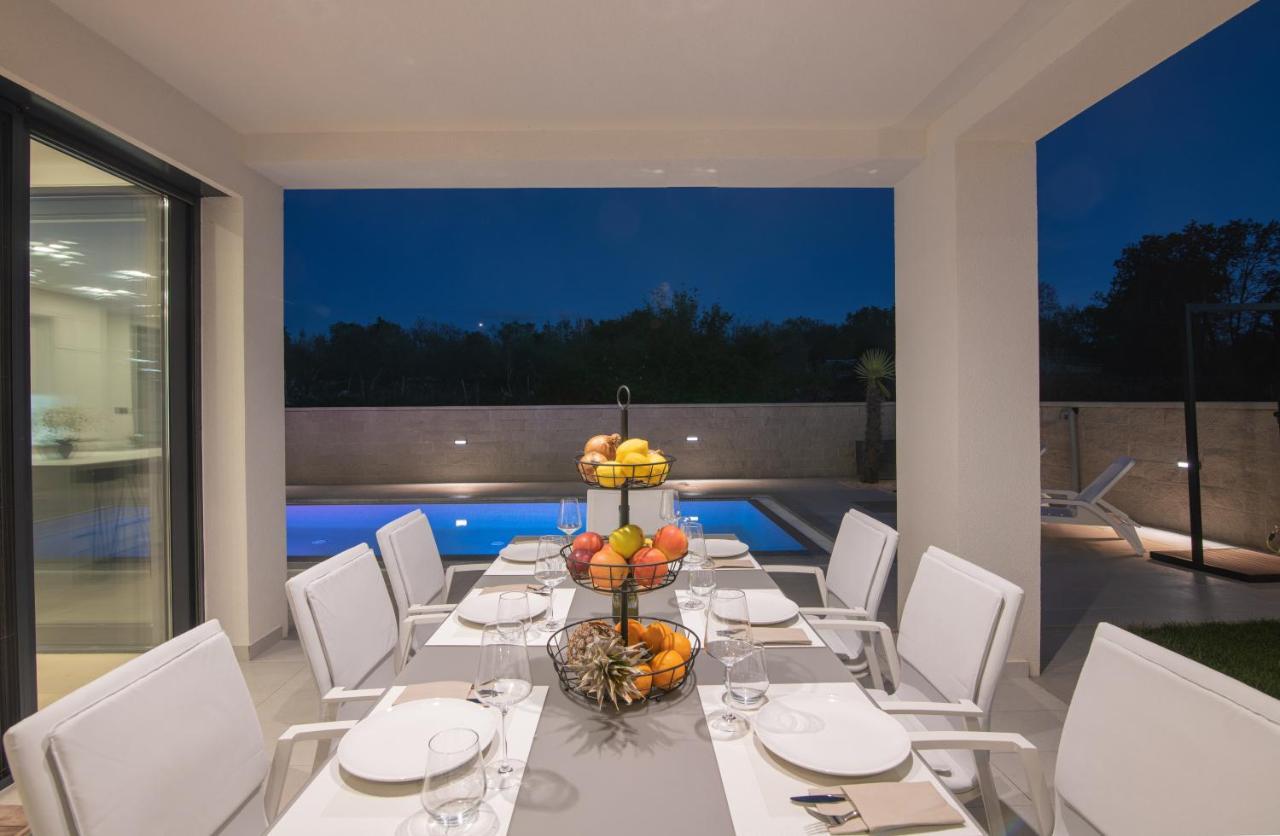 Luxury Villa Weiss - Malinska - Heated Pool - Central Floor Heating In Winter エクステリア 写真