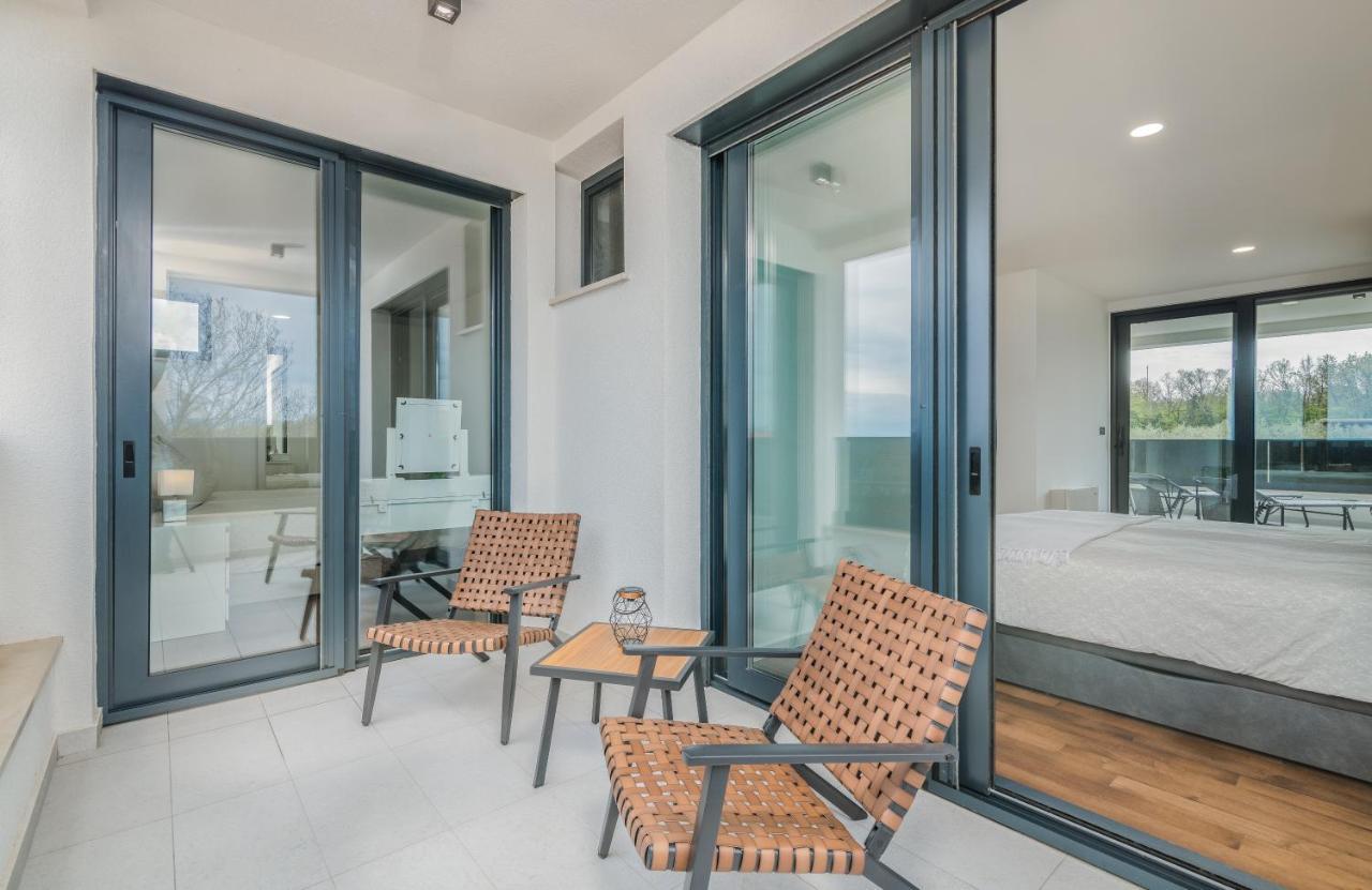 Luxury Villa Weiss - Malinska - Heated Pool - Central Floor Heating In Winter エクステリア 写真